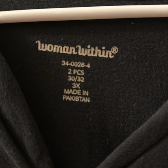 black v neck with white design - Picture 2 of 4